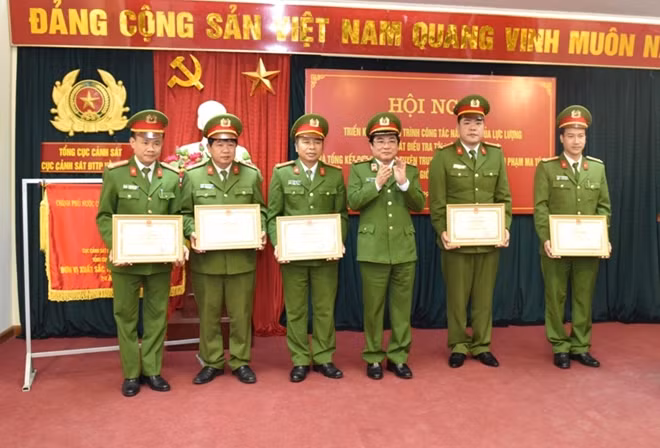 Trung tướng Đồng Đại Lộc trao Bằng khen của Bộ trưởng Bộ Công an cho các tập thể, cá nhân có thành tích xuất sắc