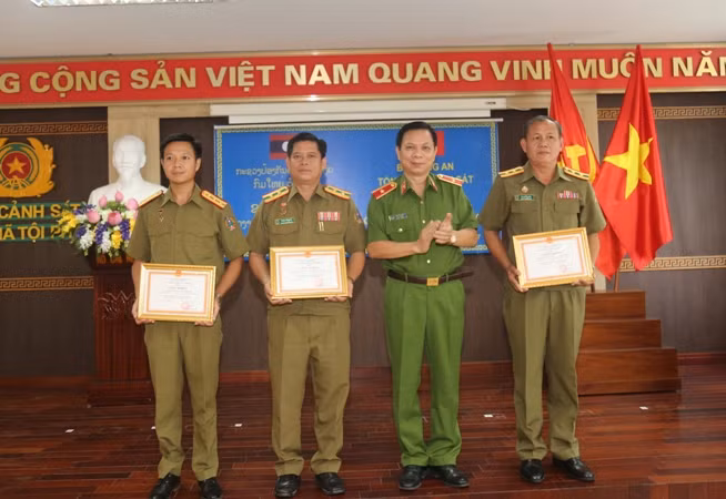 Thiếu tướng Nguyễn Dĩnh trao Giấy khen tặng 3 học viên có thành tích xuất sắc