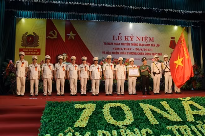 Thừa ủy quyền của Chủ tịch nước, Thứ trưởng Nguyễn Văn Sơn trao Bằng Huân chương chiến công hạng Nhì tặng Trại giam Tân Lập