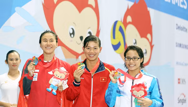 Về sau Viên là VĐV chủ nhà Singapore đoạt HC bạc Quah Ting Wen (trái) và VĐV Thái Lan Sutasinee Pankaew. Ảnh: VNE.
