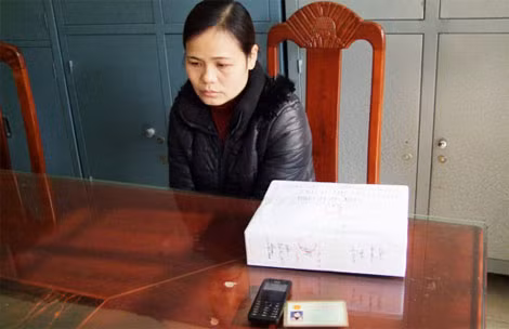 Đối tượng Triệu Thị Niệm cùng tang vật. Đối tượng Triệu Thị Niệm cùng tang vật.
