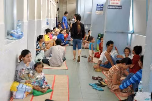 Từ phòng bệnh tới hành lang BV Nhi đồng 1 TP. Hồ Chí Minh đều có bệnh Nhi và thân nhân nằm do quá tải.