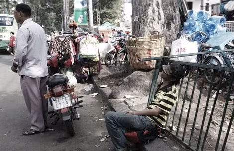 Một thanh niên lang thang có dấu hiệu bị nghiện vạ vật trên đường Nguyễn Chí Thanh (đoạn trước Bệnh viện Chợ Rẫy).