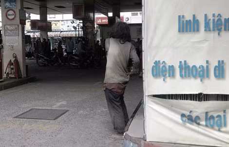 Một người đàn ông lang thang xin tiền tại một trạm xăng trên đường 3 tháng 2.