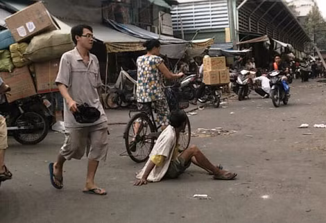 Phía sau chợ Bình Tây, đoạn thuộc đường Phan Văn Khỏe, phường 2, quận 6, một người đàn ông lê lết trên đường nóng rát xin tiền.