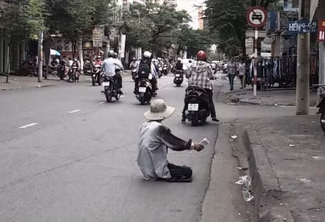 Tại đường Sư Vạn Hạnh nối dài (quận 10) một thanh niên giả dạng bị liệt bò trên đường vừa bán vé số vừa xin tiền. Nhiều người đã cảm thương trước tình cảnh trên, dừng xe cho tiền, mua vé số ủng hộ.