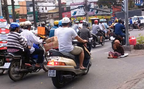 Tại giao lộ 3 tháng 2- Lý Thường Kiệt, một cụ già khoảng 70 tuổi ngồi ngay khúc cua của giao lộ chắp tay xin tiền dù trời nắng gắt. Một số người buôn bán ở đây cho biết, bà cụ được chở đến từ sáng cho đến 15h chiều được đón về.
