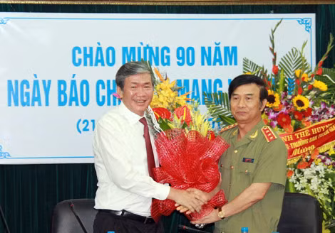 Thứ trưởng Thường trực Bộ Công an Đặng Văn Hiếu tặng hoa chúc mừng đồng chí Đinh Thế Huynh nhân 90 năm Ngày Báo chí cách mạng Việt Nam.