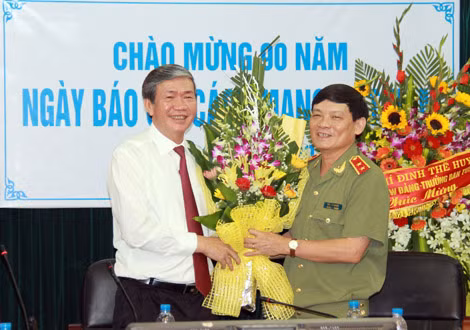 Trung tướng Trần Văn Nhuận, Phó Tổng cục trưởng Tổng cục Chính trị CAND tặng hoa chúc mừng đồng chí Đinh Thế Huynh.