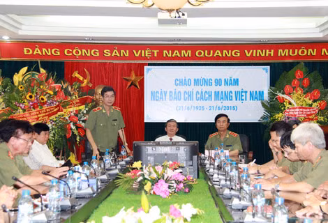 Thiếu tướng Phạm Văn Miên, Bí thư Đảng ủy, Tổng Biên tập báo cáo với đồng chí Đinh Thế Huynh và các đại biểu về công tác của Báo CAND.