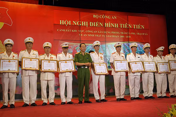 Thứ trưởng Lê Quý Vương trao Bằng khen của Bộ Công an cho các tập thể, cá nhân có thành tích xuất sắc. Ảnh Việt Hưng. Thứ trưởng Lê Quý Vương trao Bằng khen của Bộ Công an cho các tập thể, cá nhân có thành tích xuất sắc. Ảnh Việt Hưng.
