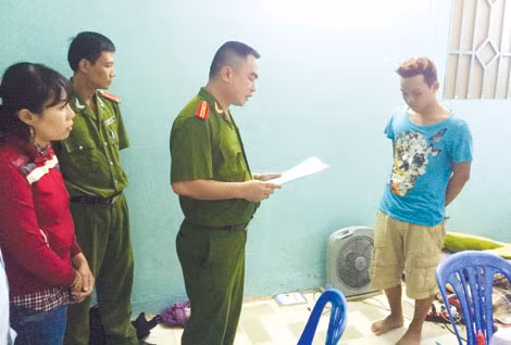 Cơ quan Công an đọc lệnh bắt một đối tượng trong vụ án.