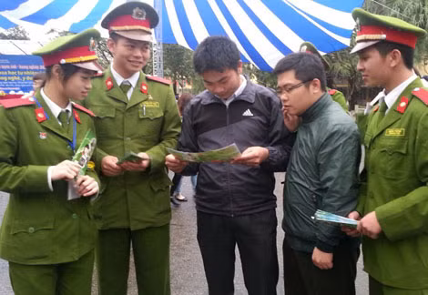 Sinh viên Học viện Cảnh sát nhân dân tư vấn, hướng dẫn thí sinh đăng ký dự thi vào các trường CAND năm 2014. Sinh viên Học viện Cảnh sát nhân dân tư vấn, hướng dẫn thí sinh đăng ký dự thi vào các trường CAND năm 2014.