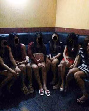 Những cô gái Việt bị cảnh sát tạm giữ tại một hộp đêm vì không có hộ chiếu (do má mì giữ giấy).