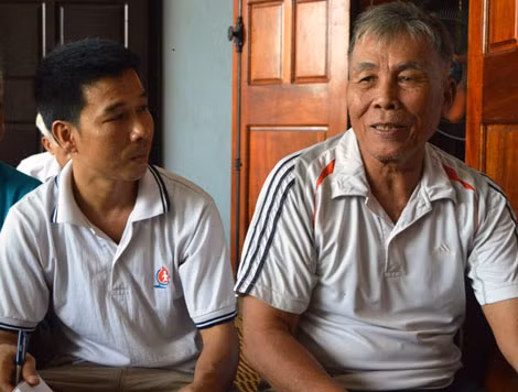 Ông Hồ Xuân Hương (bìa phải) với phóng viên Báo CAND.