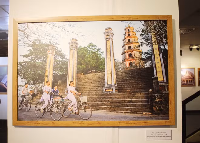 Sáng sớm trước lối vào chùa Thiên Mụ, Huế.