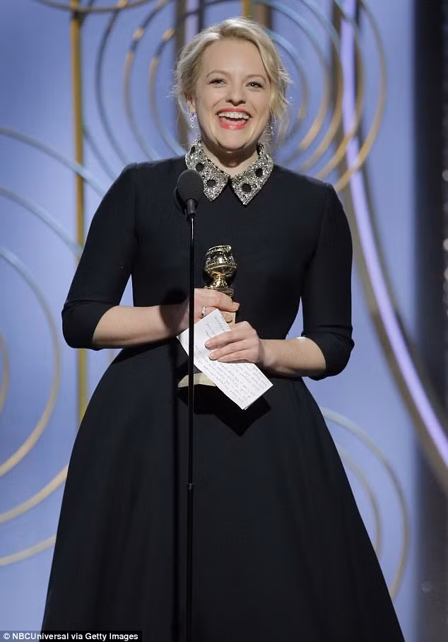 Elizabeth Moss rạng rỡ trên sân khấu "Quả cầu vàng".