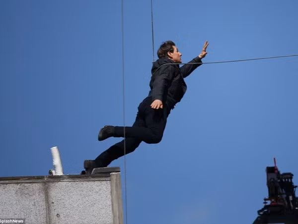 Chia sẻ về bom tấn được kỳ vọng sẽ khuynh đảo phòng vé 2018 này, Christopher McQuarrie tiết lộ Mission Impossible 6 sẽ "phá vỡ truyền thống" và hoàn toàn khác biệt so với các phần phim trước. Mission Impossible 6 không mở màn bằng một trường đoạn hành động hoành tráng mà khán giả sẽ được khám phá thân phận của chàng điệp viên Ethan Hunt.