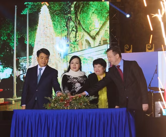 Với mong muốn truyền tải thông điệp về cam kết “Đại sứ quán Xanh”, Đại sứ Pháp tại Việt Nam Bertrand Lortholary đã mời Chủ tịch UBND TP Hà Nội Nguyễn Đức Chung; Bộ trưởng Y tê Nguyễn Kim Tiến, Chủ tịch Hội hữu nghị Việt – Pháp và Chủ tịch nhóm nghị sĩ hữu nghị Việt – Pháp Nguyễn Thúy Anh cùng nhấn nút thắp sáng một cây thông Giáng sinh “tái chế” cao 6 mét. Cây thông này được làm từ 1.000 chai nhựa và chứa 1.000 lời cam kết của những người tham gia trong việc bảo vệ môi trường.