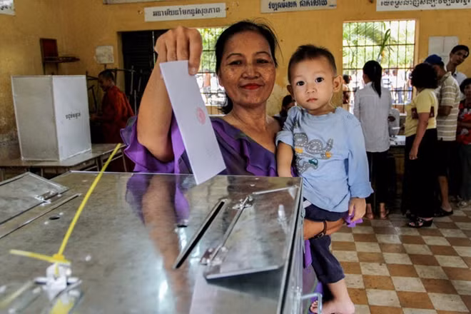 Kết quả sơ khởi của cuộc bỏ phiếu có thể được công bố trong ngày bầu cử dựa trên số liệu từ các quan sát viên. Ảnh: Cambodia Daily.