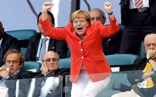 Bà Merkel rất phấn khích và thoải mái ăn mừng khi tuyển nhà sút tung lưới đối thủ. Ảnh: Getty Images.