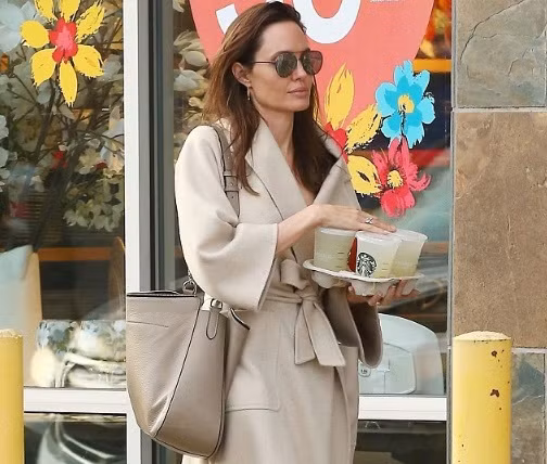 Sắp tới, Angelina sẽ khởi động chương trình nhân đạo do cô làm đại diện, để kêu gọi hỗ trợ cho các hoàn cảnh khó khăn đang phải sống tạm bợ tại các trại tị nạn ở Syria.