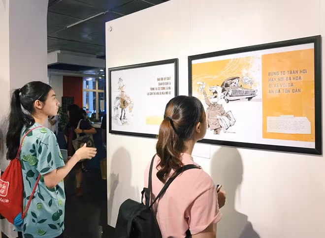 Đông đảo các bạn trẻ đến khám phá cái mới lạ của triển lãm.