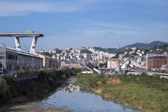 Cầu cao tốc Morandi (Italia) đổ sập là lời cảnh tỉnh cho nhiều quốc gia xem xét lại chính sách phát triển và quy hoạch cơ sở hạ tầng. Ảnh: Corriere della Sera.