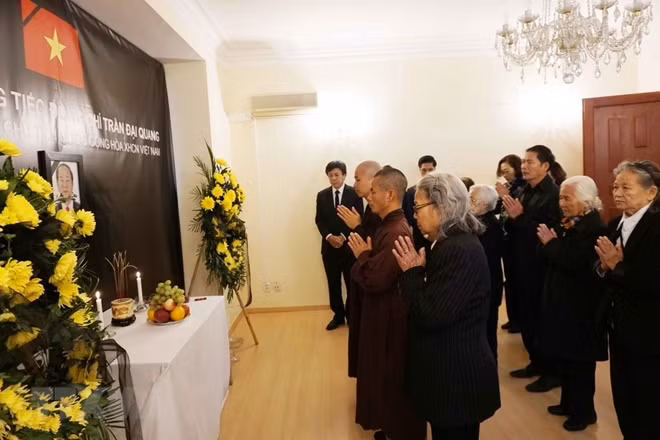 Đại diện các hội đoàn người Việt tại CH Séc viếng Chủ tịch nước Trần Đại Quang. (Ảnh: Hồng Kỳ/TTXVN)