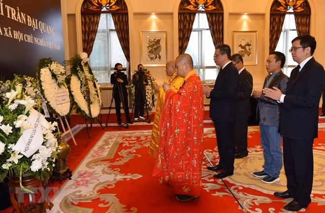 Hội tăng ni lưu học sinh Việt Nam tại Bắc Kinh đến viếng Chủ tịch nước Trần Đại Quang. (Ảnh: Vĩnh Hà/TTXVN)