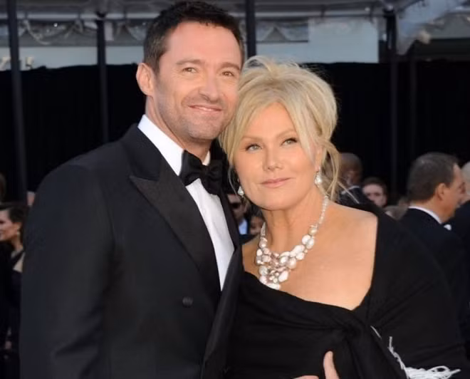 Một trong những cuộc hôn nhân được ngưỡng mộ nhất Hollywood chính là giữa chàng "người sói" Hugh Jackman và vợ Deborra. Nam diễn viên từng chia sẻ, dù kém vợ 13 tuổi nhưng anh cảm thấy mình thật may mắn và hạnh phúc bởi Deborra rất tâm lý và là người giúp anh chinh phục sự nghiệp đỉnh cao tại Hollywood. Hiện tại, họ đã có 21 năm chung sống với nhau và có hai người con.