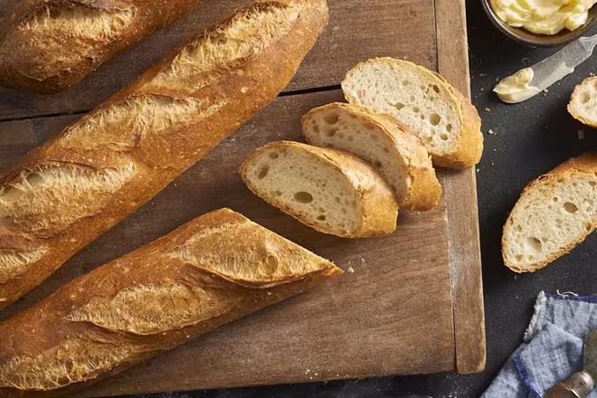 Bánh mì baguette được làm từ bốn nguyên liệu đơn giản là bột mì, men nở, nước và muối. Ảnh: kingarthurflour