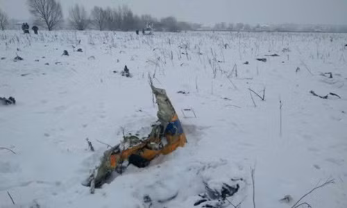 Mảnh vỡ của chiếc An-148 trên cánh đồng ngoại ô Moscow. Ảnh: Reuters.