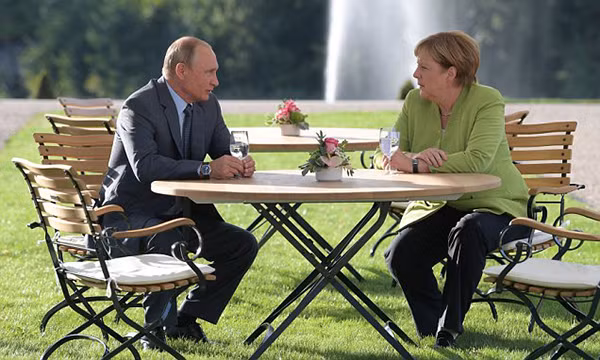 Ngay sau khi dự đám cưới bà Kneissl, ông Putin đã tới Berlin để gặp Thủ tướng Angela Merkel. Ảnh: Reuters.