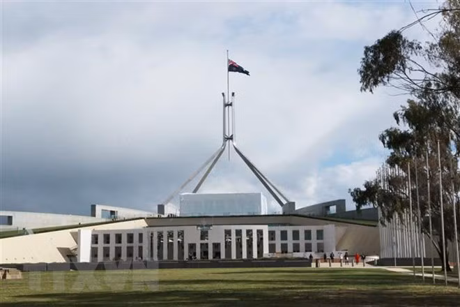 Quốc kỳ Australia được hạ thấp trên đỉnh tòa nhà Quốc hội ở thủ đô Canberra. (Ảnh: Khánh Linh/Australia).