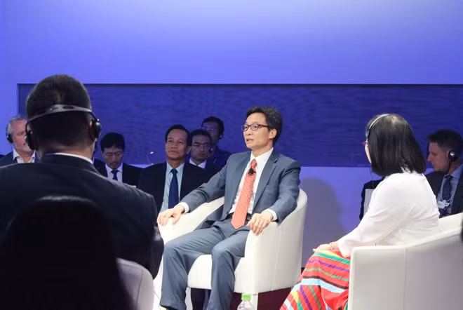 Phó Thủ tướng Vũ Đức Đam chia sẻ quan điểm về việc làm trong tương lai tại phiên thảo luận.
