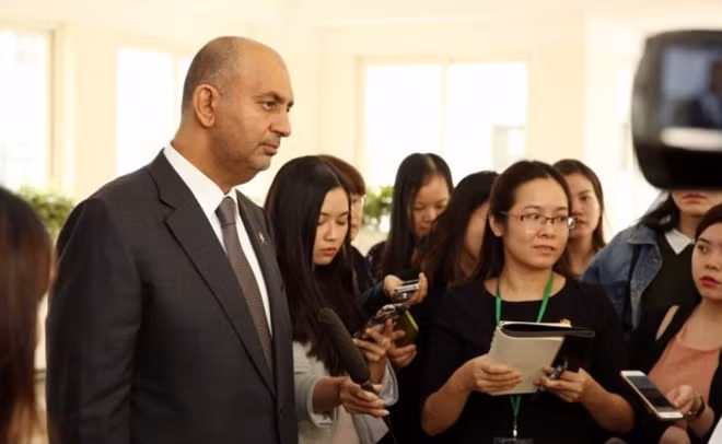 Bộ trưởng Bộ Thương mại và Công nghiệp Oman Ali bin Masoud bin Ali al Sunaidy trả lời phỏng vấn bên lề Diễn đàn.