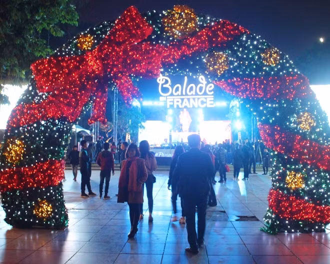 Cổng chào lại lễ hội "Balade en France" là một trong những địa điểm được các bạn trẻ "check-in" nhiều nhất.