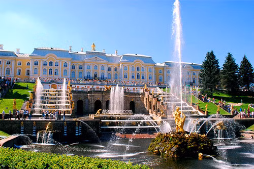 Peterhof được mệnh danh là "Thủ đô của các đài phun nước" và được Unesco công nhận là di sản thế giới. Cung điện nằm cách thành phố thành phố St. Petersburg khoảng 20 km về hướng tây, bên dòng sông Neva xinh đẹp.
