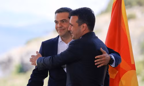 Thủ tướng Hy Lạp Alexis Tsipras và Thủ tướng Macedonia Zoran Zaev chứng kiến lễ ký kết thỏa thuận lịch sử hôm 17-6. Ảnh: Reuters.