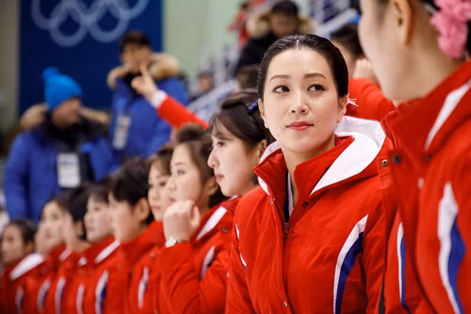 Những mỹ nữ tới từ CHDCND Triều Tiên nổi bật trên khán đài của Olympics Pyeong Chang trong bộ đồng phục màu đỏ.