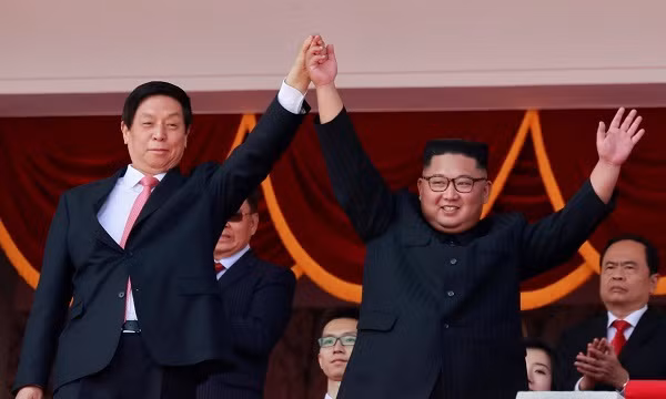 Chủ tịch Quốc hội Trung Quốc Lật Chiến Thư và Nhà lãnh đạo Triều Tiên Kim Jong-un. Ảnh: Reuters.