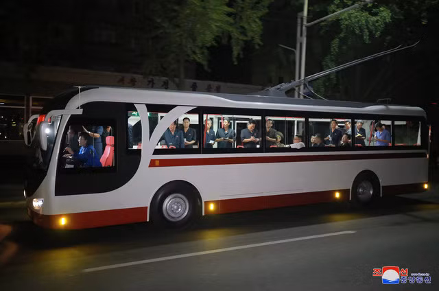 Xe buýt điện đời mới của Triều Tiên được thiết kế và sản xuất hoàn toàn trong nước. Ảnh: KCNA.