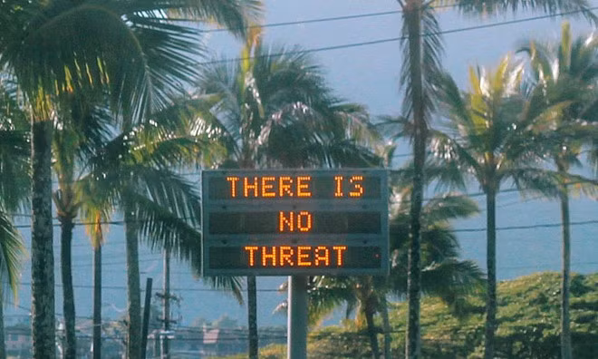 Thông tin đính chính tại các bảng điện tử tại Hawaii. "Không có bất cứ mối đe dọa nào hết." Thông tin đính chính tại các bảng điện tử tại Hawaii. "Không có bất cứ mối đe dọa nào hết."