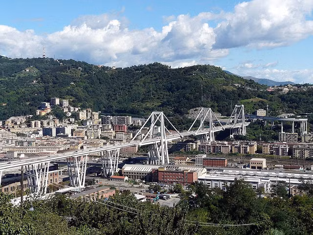 Cầu Morandi tại Genoa, Italia trước khi đổ sập. Ảnh: Dailymail.
