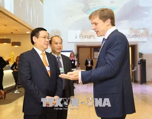 Phó Thủ tướng Vương Đình Huệ gặp Giám đốc khu vực châu Á-Thái Bình Dương của WEF Justin Wood. Ảnh: Hoàng Hoa – Pv TTXVN tại Thụy Sĩ.