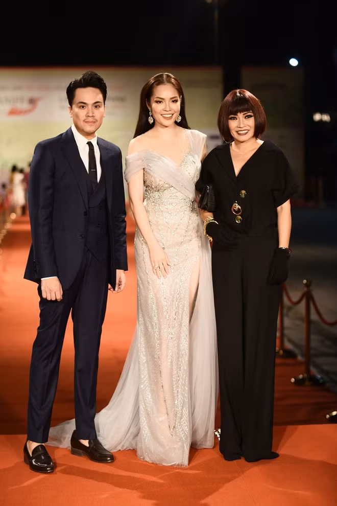 Cặp đôi MC cùng ca sĩ Phương Thanh.