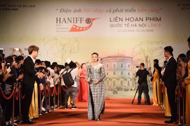 NSƯT Mỹ Duyên tự tin sải bước trên thảm đỏ. Mới đây, Mỹ Duyên tham gia bộ phim "Tháng năm rực rỡ". Cô vào vai Thùy Linh - một phụ nữ nhiều đam mê. Ở tuổi 46, Mỹ Duyên vẫn giữ được nét duyên dáng. Lối diễn xuất của chị trong phim gây được nhiều cảm tình cho khán giả.