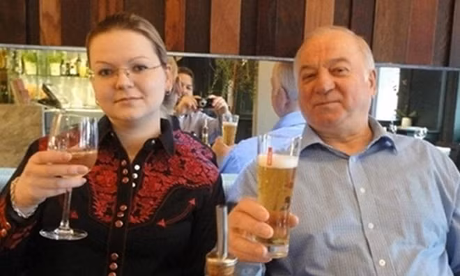 Cha con cựu điệp viên hai mang gốc Nga Skripal.
