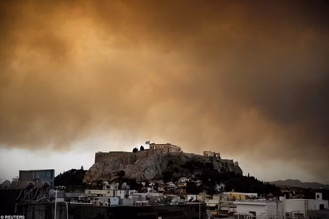 Khói từ đám cháy vây quanh khu đền Parthenon, điểm đến du lịch phổ biến tại Hy Lạp
